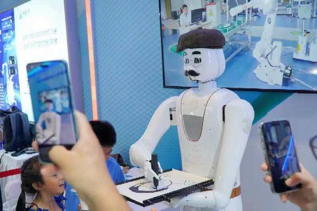 智能机器人研发新篇 俯卧撑竞技与机器臂画像，与观众频频互动