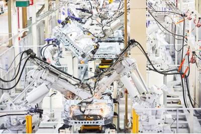 小小机器人迸发“大能量”，这家企业的全球最大“超级工厂”设在上海